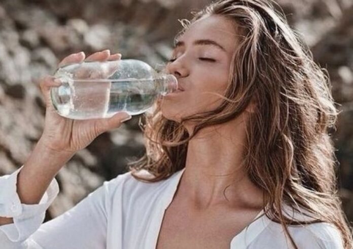 Πώς θα καταλάβετε ότι πίνετε όσο νερό πρέπει μέσα στην ημέρα;