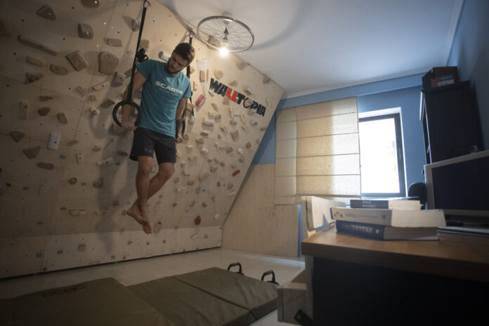 Αθλητής από την Ξάνθη μετέτρεψε το σπίτι του σε γυμναστήριο αναρρίχησης