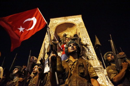 Τουρκία: Καταζητούνται για πραξικόπημα οι δύο στρατιωτικοί που συνελήφθησαν στη Θράκη