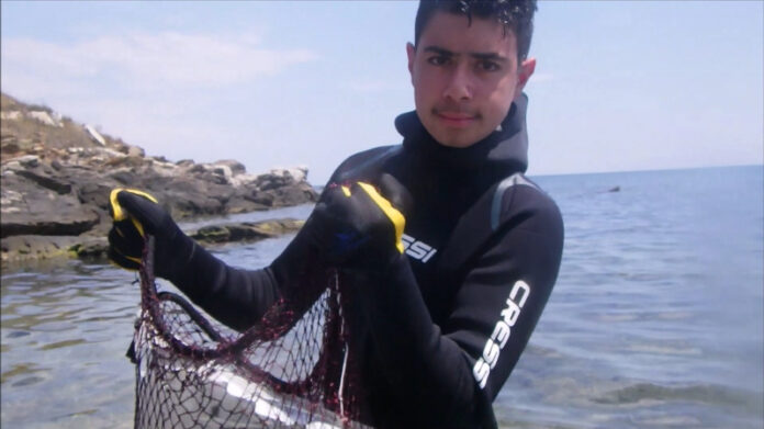 Ξάνθη: 13χρονος Ρομπέν των ...θαλασσών καθαρίζει τον βυθό από πλαστικά