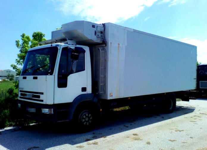 Στοίβαξε 37 μετανάστες σε φορτηγό - Χειροπέδες σε διακινητή στη Θράκη