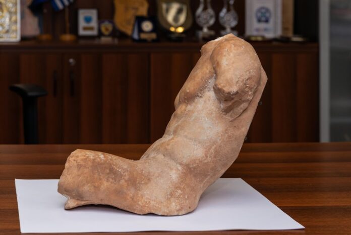 Θα πουλούσε άγαλμα του 5ου π.Χ. αιώνα της Ακρπόπολης αντί 100.000 ευρώ