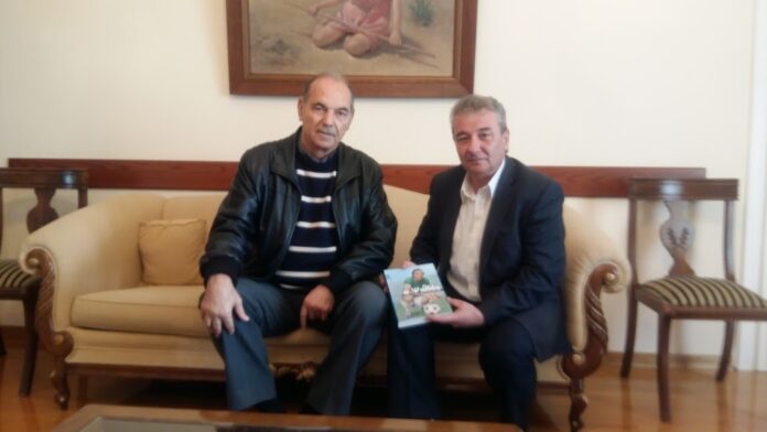 Στην Ξάνθη ο Αντώνης Αντωνιάδης - Επισκέφθηκε τον Δήμαρχο και του χάρισε το βιβλίο του!