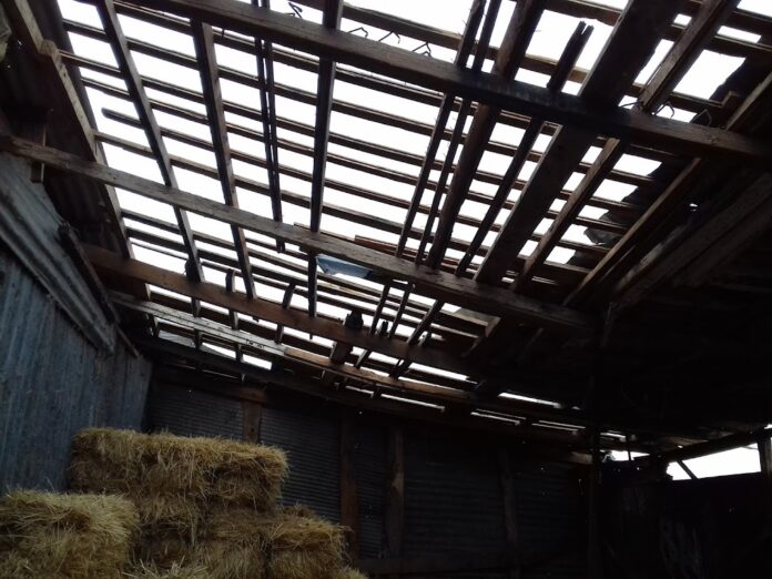 Σήκωσαν σκεπές οι θυελλώδεις άνεμοι στην Ξάνθη – Καταστροφές σε σπίτια και κτηνοτροφικές μονάδες