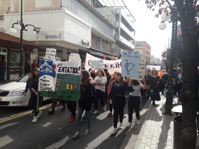 Διαμαρτυρία μετά μουσικής από μαθητές στην Ξάνθη – ΒΙΝΤΕΟ