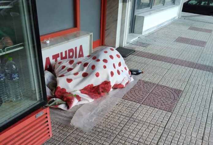 Ξάνθη: Κοιμόταν στον δρόμο και τον πέρασαν για άστεγο (+ΦΩΤΟ)