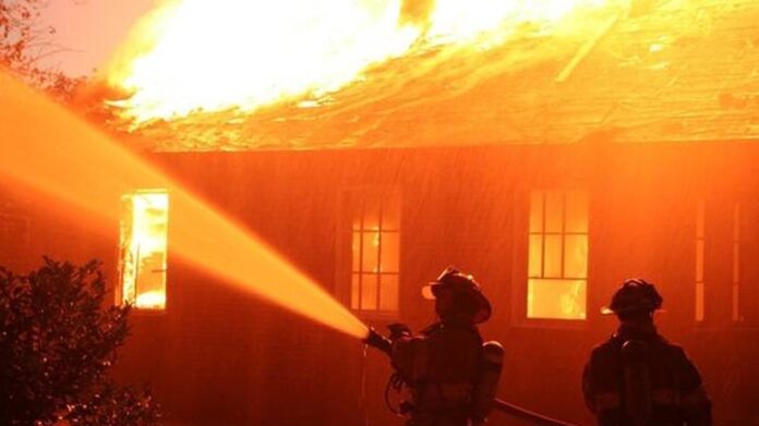 Φωτιά κατέστρεψε μονοκατοικία στο Σέλερο - Συναγερμός στην Πυροσβεστική