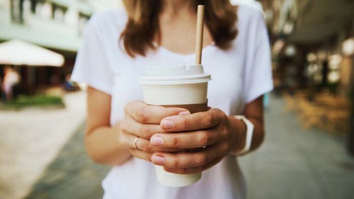 Μικροπλαστικά: Πόσα κρύβονται στο ποτήρι που πίνουμε καφέ