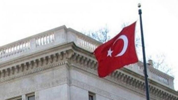 Πέταξαν μπογιές στην Τουρκική Πρεσβεία στην Αθήνα