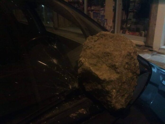 Ξάνθη: Βρήκε σπασμένο το παρμπρίζ του αυτοκινήτου του με μια τεράστια πέτρα – ΦΩΤΟ