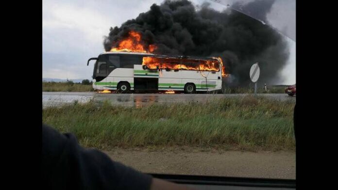Έβρος: Στις φλόγες λεωφορείο του ΚΤΕΛ που χτυπήθηκε από κεραυνό