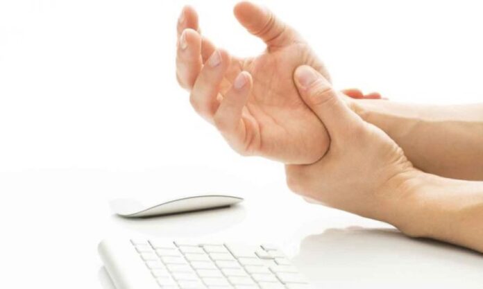 Σύνδρομο καρπιαίου σωλήνα: Ποια δάχτυλα επηρεάζονται – Τι ασκήσεις να κάνετε