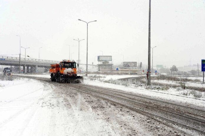 Βούλιαξε στο χιόνι η Θράκη - Κλειστή για τα φορτηγά η Εγνατία