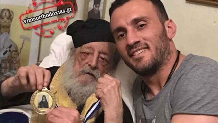 Ο Βασίλης Τοροσίδης αποχαιρετά τον γέροντα Νεκτάριο Βιτάλη - ΦΩΤΟ