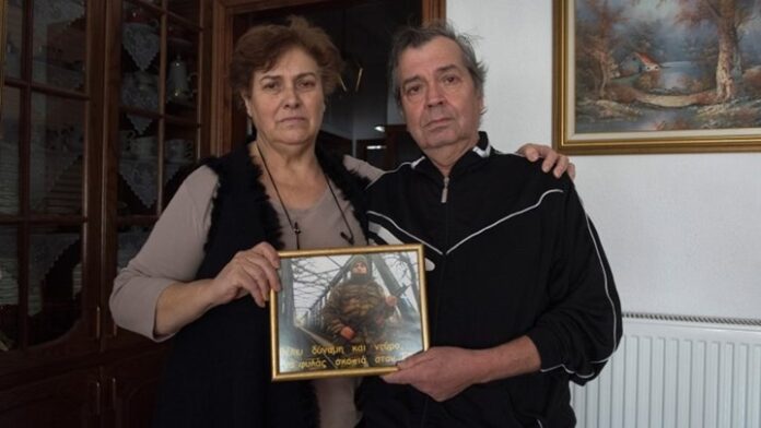 Οι γονείς του λοχία Κούκλατζη στο Spiegel: Ελπίζουμε σε ένα θαύμα - ΦΩΤΟ