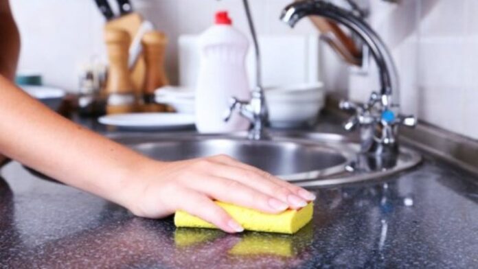 Tip: Πώς θα φτιάξτε μόνοι σας το ευκολότερο καθαριστικό για την κουζίνα σας