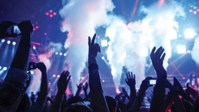 Χαλκιδική: Οργή και αγανάκτηση για τη συναυλία σε beach bar που διέσπειρε τον κορονοϊό