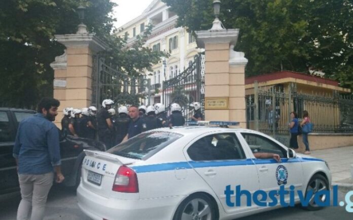 Αντιεξουσιαστές μπήκαν στο υπουργείο Μακεδονίας - Θράκης (+ΒΙΝΤΕΟ)