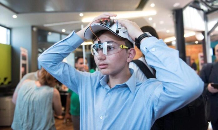 12χρονος μαθητής από την Ξάνθη δημιούργησε καπέλο με γυαλιά για τυφλούς - ΒΙΝΤΕΟ