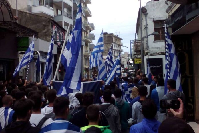 Ξάνθη: Με ελληνικές σημαίες φώναξαν κατά της συμφωνίας για το Μακεδονικό