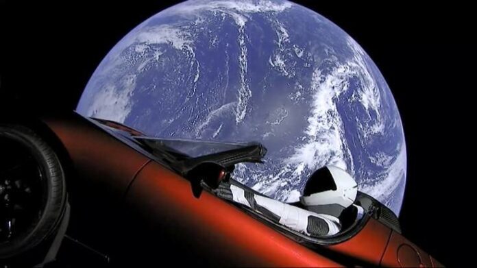 Ποιες είναι οι πιθανότητες να πέσει στη Γη το Tesla Roadster της Space X