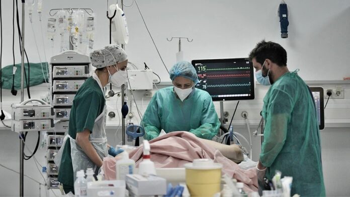 Κορυφώνεται η πίεση στα νοσοκομεία - «Αγγίζει» το 98% η κάλυψη στις ΜΕΘ