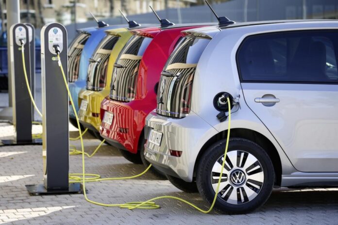 Μόνο ηλεκτρικά αυτοκίνητα θα πωλούνται στην Ελλάδα από το 2030