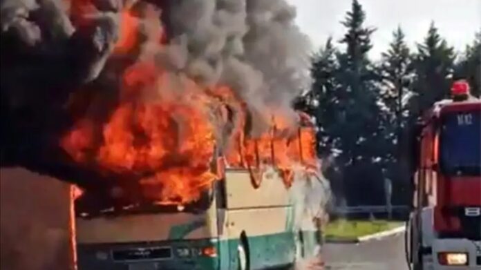 Καβάλα: Τυλίχθηκε στις φλόγες λεωφορείο του ΚΤΕΛ