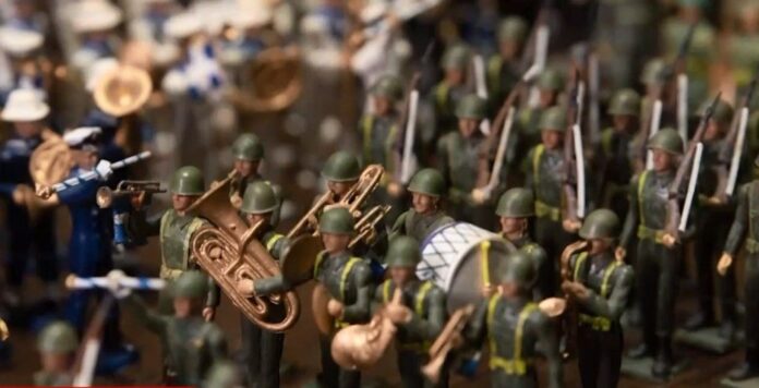 Ξάνθη: Μια διαφορετική βιτρίνα με μολυβένια στρατιωτάκια για τον εορτασμό της 28ης Οκτωβρίου