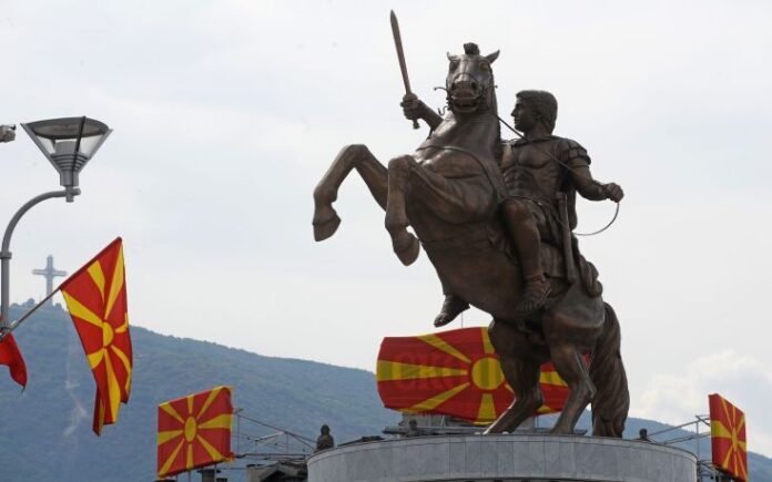 Οι Βρυξέλλες καλούν τα Σκόπια να ομαλοποιήσουν τις σχέσεις τους με την Ελλάδα