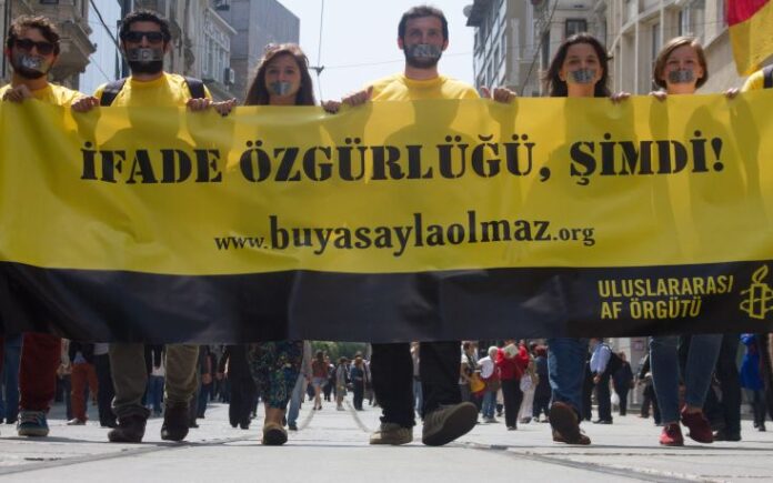 Στη φυλακή ο πρόεδρος του τουρκικού τμήματος της Διεθνούς Αμνηστίας