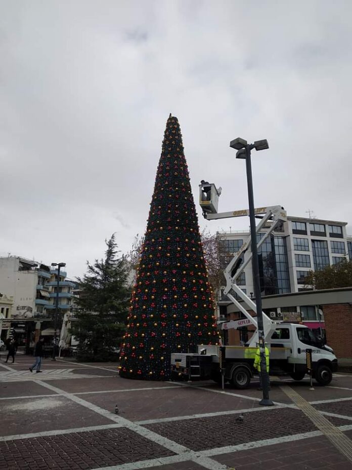 Ξάνθη: Τοποθετήθηκε το νέο Χριστουγεννιάτικο δέντρο στην πλατεία