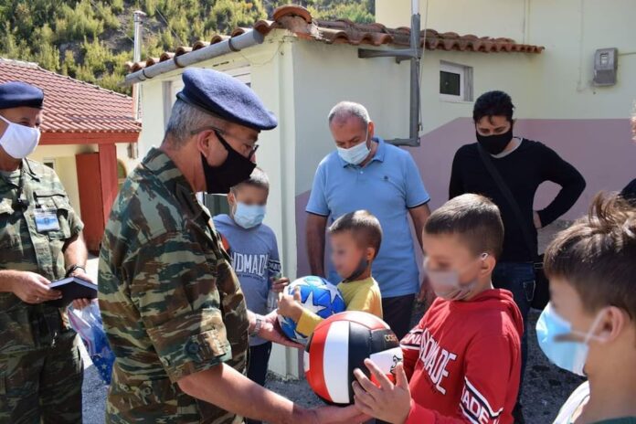 Δώρα σε μειονοτικά σχολεία στη Θράκη από τον ελληνικό Στρατό