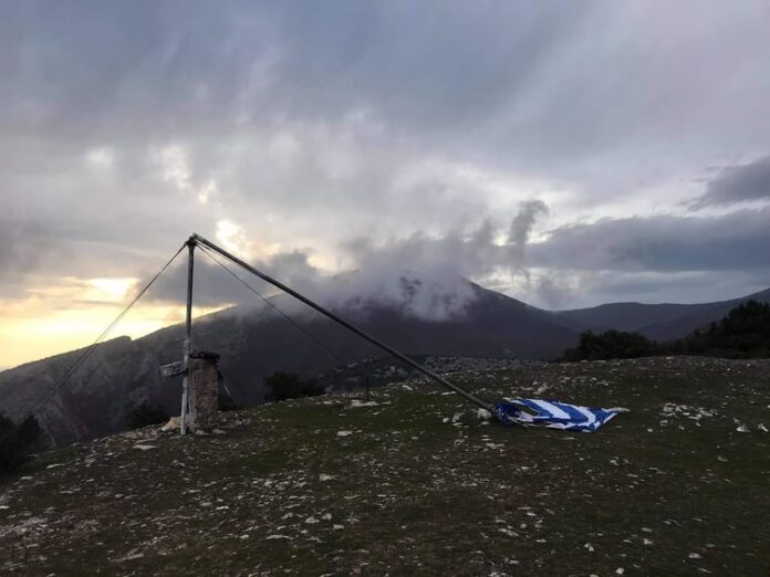 Ξάνθη: Κατέρρευσε η Ελληνική σημαία στην κορυφή του Αυγού [ΦΩΤΟ]