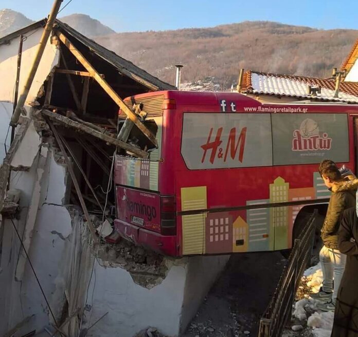 Λεωφορείο του ΚΤΕΛ κατέληξε μέσα σε σπίτι στην Κοτύλη - Στο Νοσοκομείο ανήλικη κοπέλα