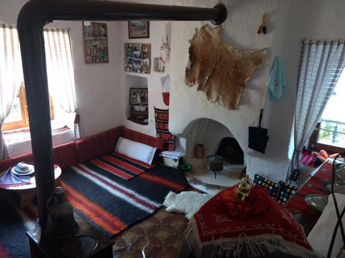 Κοτάννη: Μια ταβέρνα-λαογραφικό μουσείο στα Πομακοχώρια