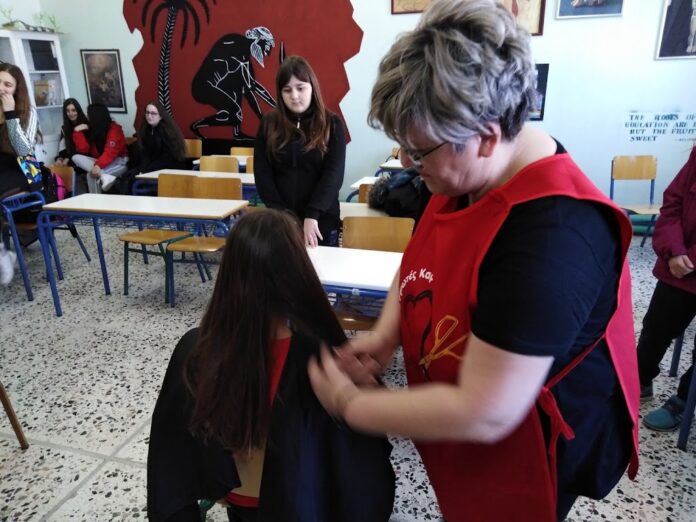 Μαθήτριες στην Ξάνθη έκοψαν και δώρισαν τα μαλλιά τους - ΦΩΤΟ