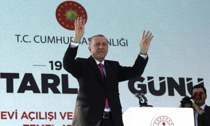 “Βόμβα” Ερντογάν: Να κάνουμε δημοψήφισμα στην Τουρκία για τη μαντίλα