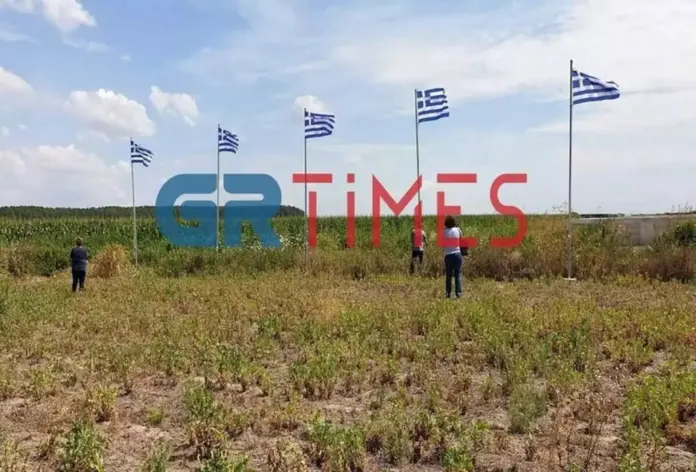 Έβρος: Ύψωσαν 30 ελληνικές σημαίες κοντά στα ελληνοτουρκικά σύνορα