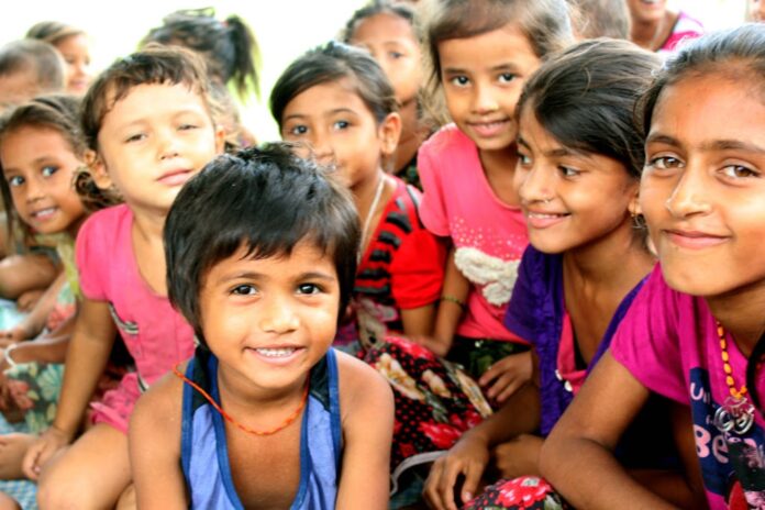Μεταμορφώνοντας μια κοινότητα: πριν και μετά το Πρόγραμμα Αναδοχής Παιδιού της ActionAid