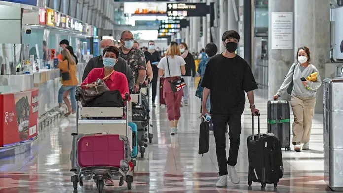 Χωρίς μάσκες σε αεροδρόμια και πτήσεις από αύριο