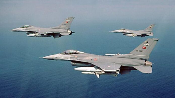 Δύο τουρκικά F-16 και ένα κατασκοπευτικό πάνω από το Αιγαίο