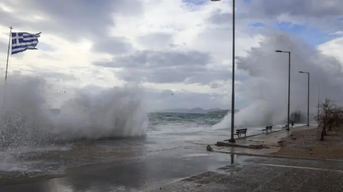 Καιρός: Θυελλώδεις άνεμοι έως 9 μποφόρ σήμερα στο Αιγαίο