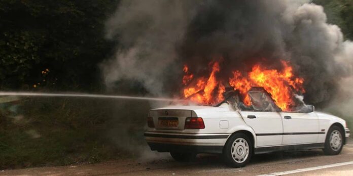Ξάνθη: Στις φλόγες επαγγελματικό αυτοκίνητο στη Σαλαμίνος