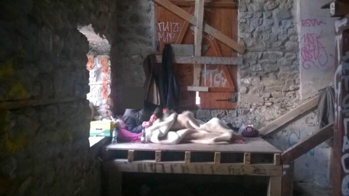 Ξάνθη: Άστεγος κοιμάται στον δρόμο με -10 βαθμούς - Έκκληση για βοήθεια