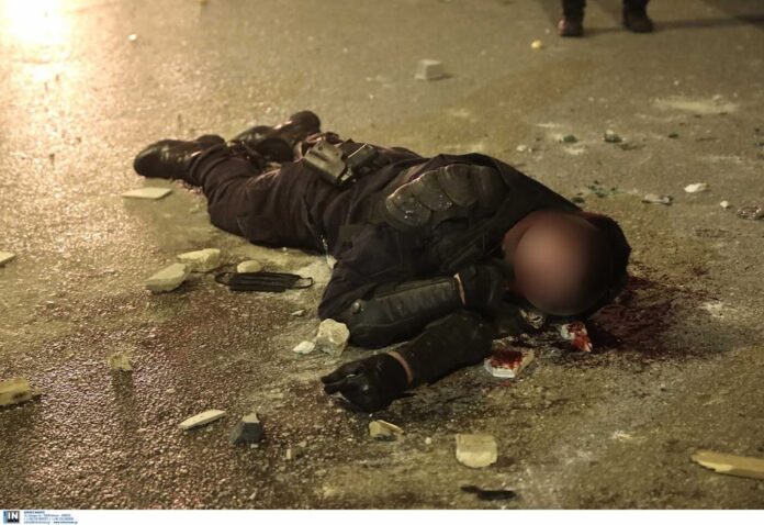 Νέα Σμύρνη: Η στιγμή που τραυματίστηκε αστυνομικός στα επεισόδια