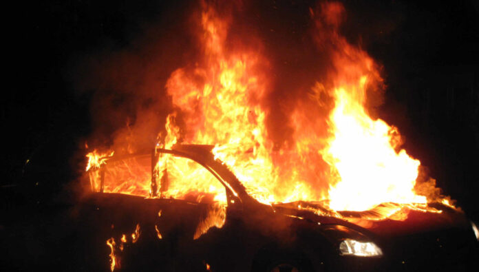 Ξάνθη: Στις φλόγες τυλίχθηκε αυτοκίνητο στη Λευκόπετρα