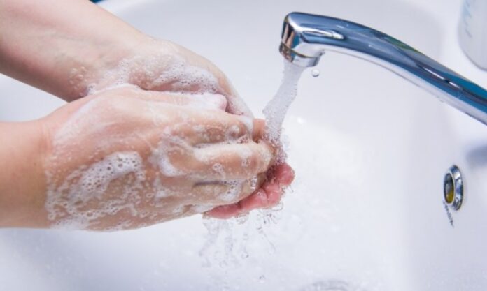 Πλύσιμο χεριών: Με κρύο ή ζεστό νερό γίνεται καλύτερη απολύμανση;
