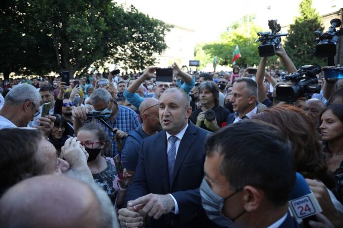 Καζάνι που βράζει η Βουλγαρία – Την παραίτηση της κυβέρνησης ζητά ο Ράντεφ