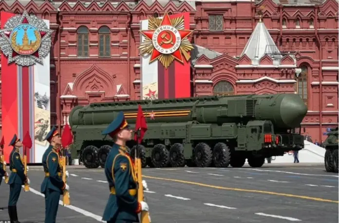 Ο Πούτιν βγάζει «βόλτα» τα πυρηνικά στην παρέλαση της 9ης Μαΐου στη Μόσχα